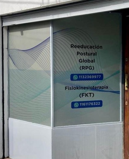 Servicios de RPG y Fisiokinesioterapia en la vidriera de KYNETHOS